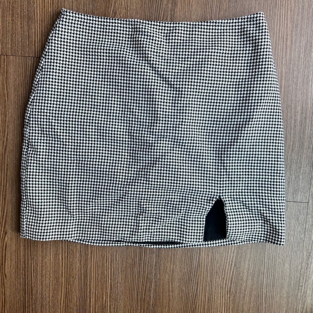 Houndstooth Mini Skirt - Size Small